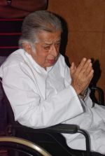 Shashi Kapoor at Ashok Mehta_s funeral in Mumbai on 17th Aug 2012 (61).JPG